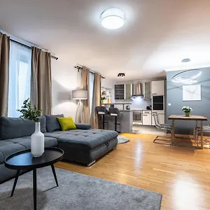 Live Centrally In A Spacious And Modern In Appartamento