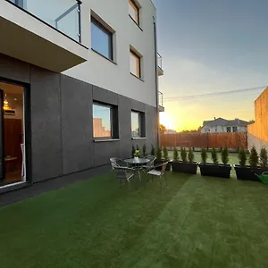 R House - Brand New With Patio And Garage Апартаменты Варшава